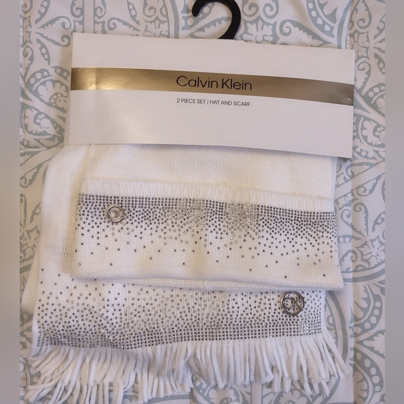 Calvin Klein Ladies White Hat/Scarf Gift Set, Fringe, Sequins, Metal CK Rings - Picture 11 of 13